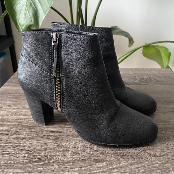 Cole Haan Davenport Black Ankle Bootie Size 9B - Picture 1 of 8